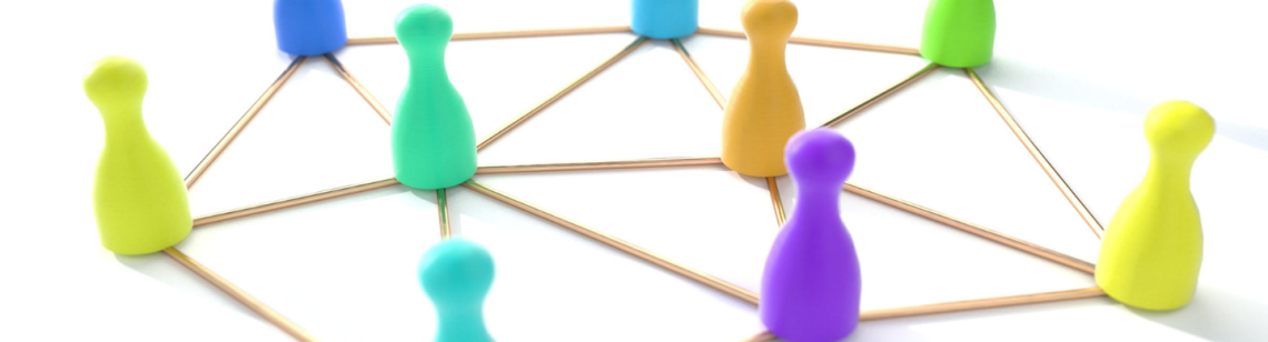 farbige Spielfiguren sind in einem Netzwerk verbunden